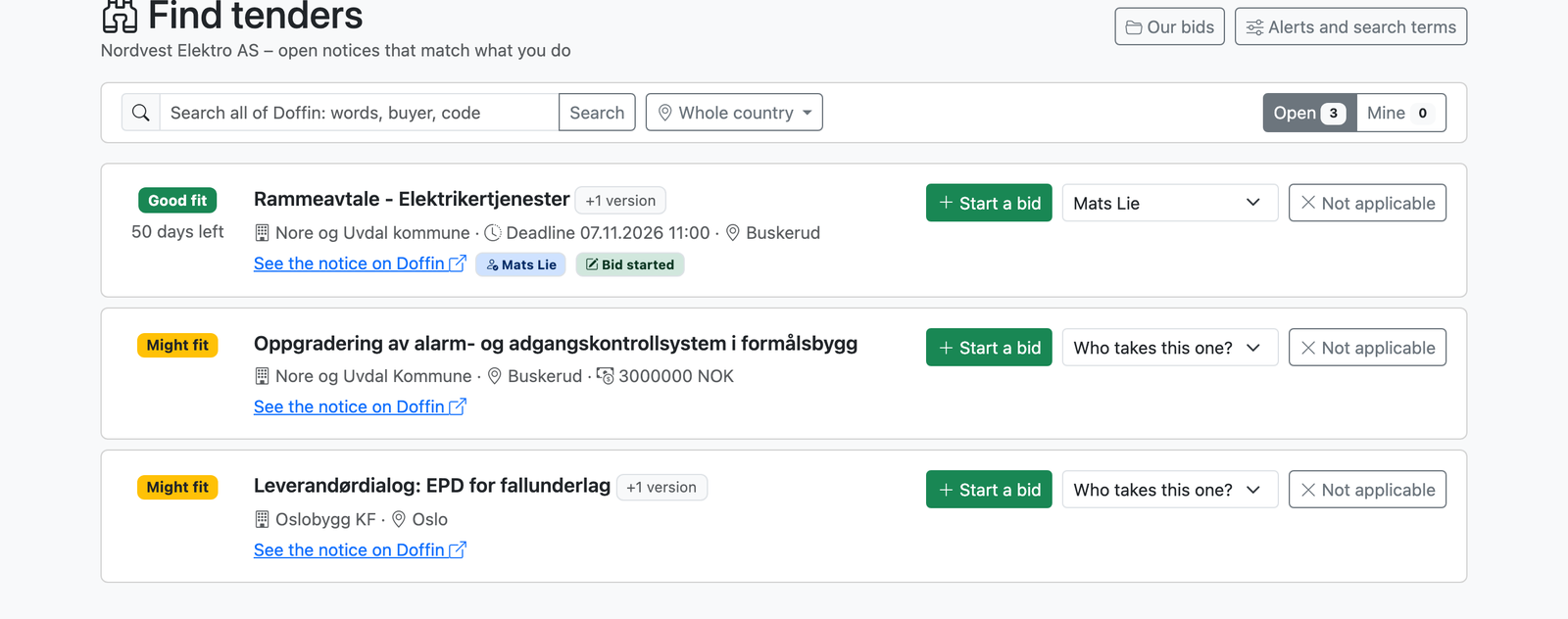 Screenshot: open public contracts matched to the company, each with a fit label, a deadline and the colleague it belongs to